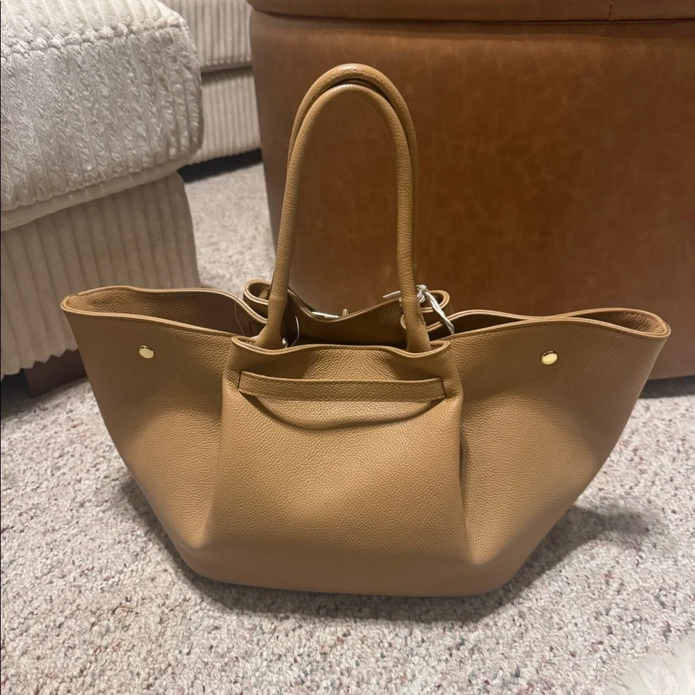 Viola Castellani. Tan leather tote bag with gold hardware. Adjustable strap.